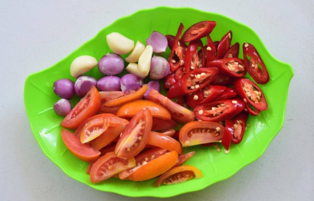 ilustrasi potong bahan bumbu kecil-kecil