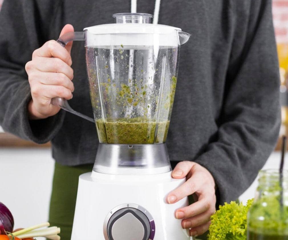 ilustrasi menghaluskan bumbu dengan blender