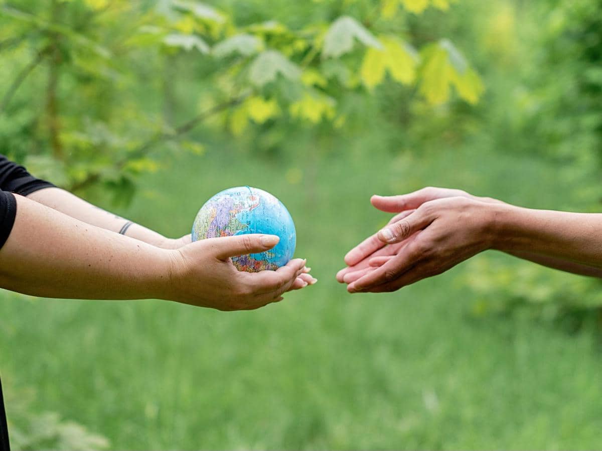 ilustrasi memberi pada orang yang dicintai