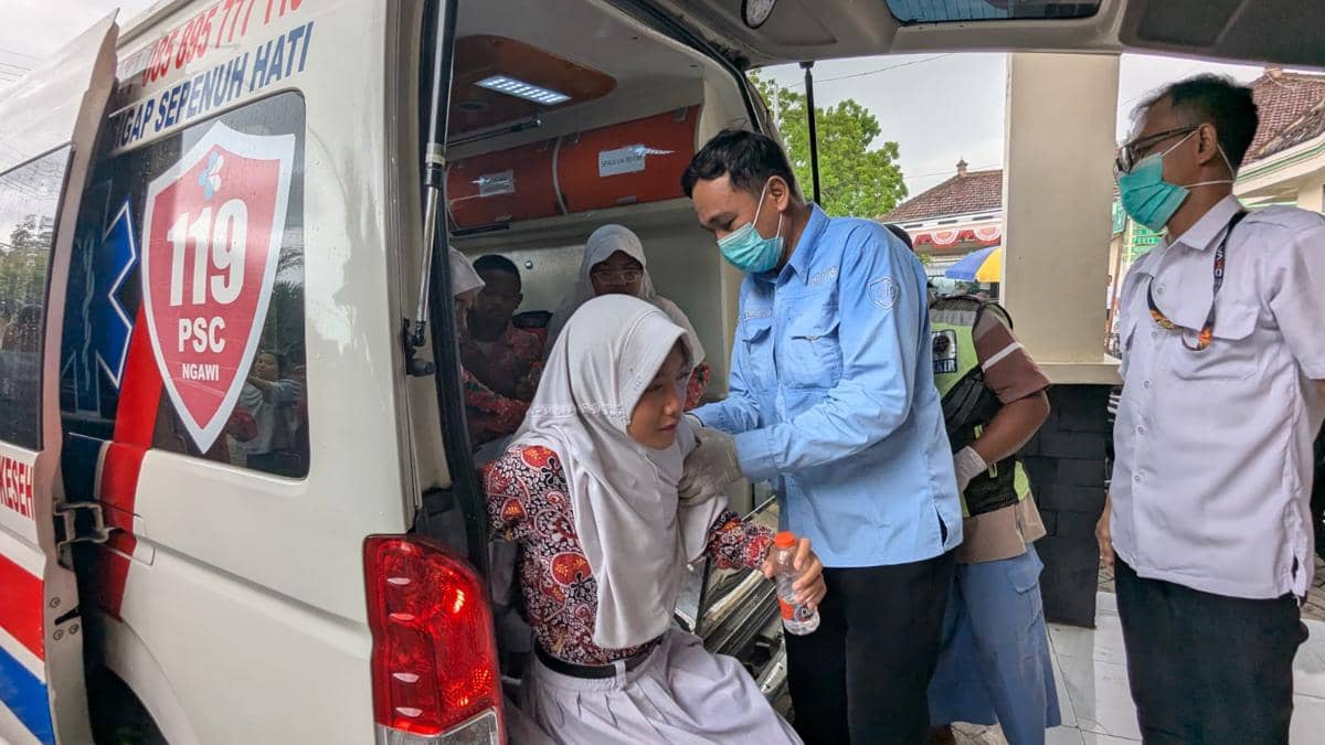 Puluhan siswa dari dua sekolah di Kedunggalar Ngawi alami gejala keracunan jalani perawatan di Puskesmas Gemarang. IDN Times/Riyanto.