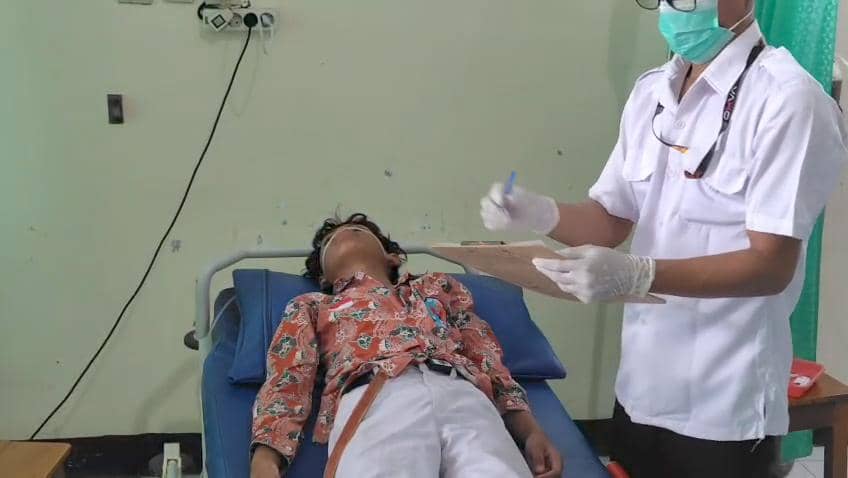 Puluhan siswa dari dua sekolah di Kedunggalar Ngawi alami gejala keracunan jalani perawatan di Puskesmas Gemarang. IDN Times/Riyanto.