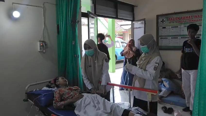 Puluhan siswa dari dua sekolah di Kedunggalar Ngawi alami gejala keracunan jalani perawatan di Puskesmas Gemarang. IDN Times/Riyanto.