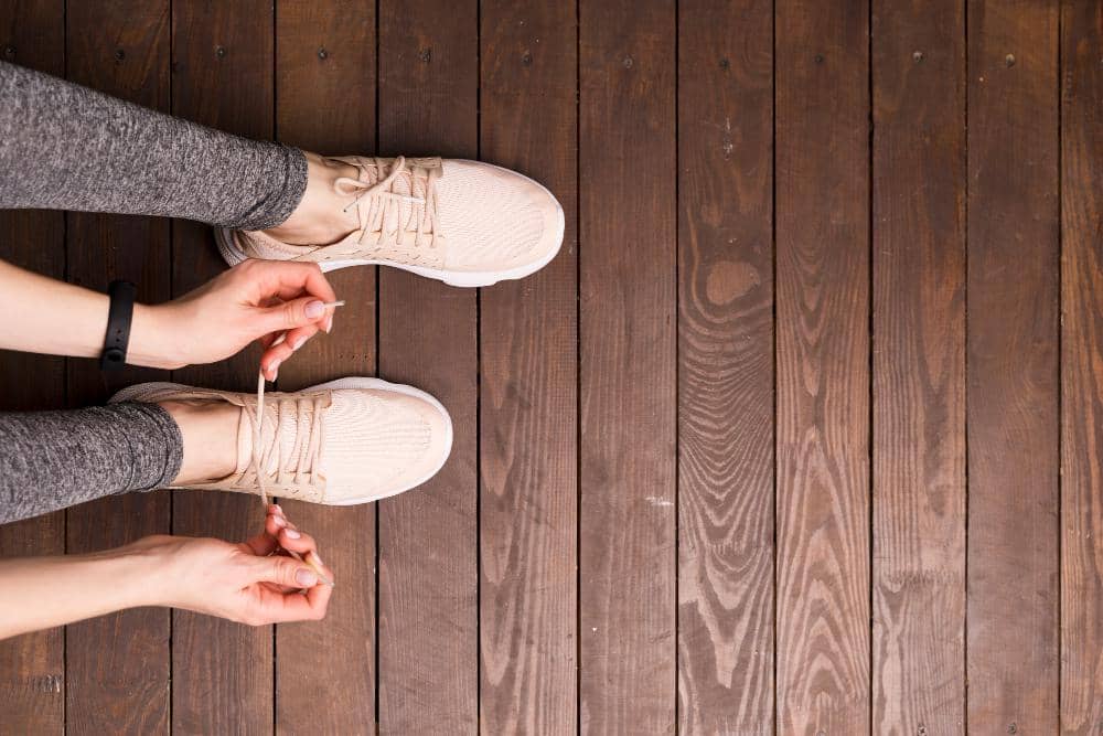 ilustrasi melepas sepatu