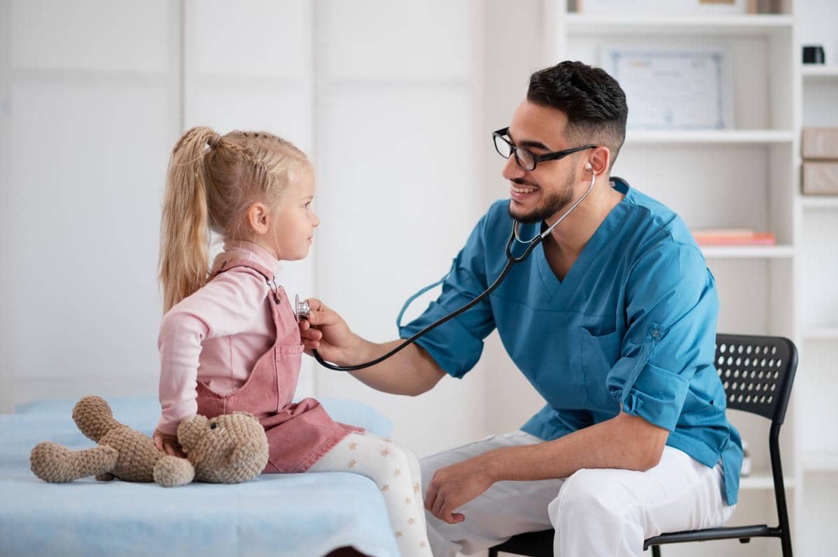 Ilustrasi dokter ramah anak dengan jas putih yang siap mendampingi pemeriksaan kesehatan anak secara nyaman.