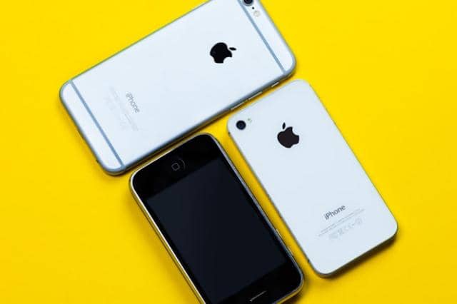 iPhone lawas dengan desain compact
