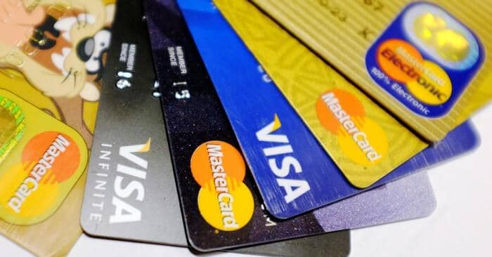 ilustrasi kartu debit visa dan mastercard