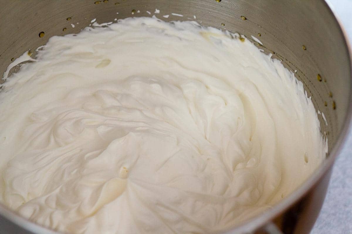 ilustrasi campuran whipped cream dan keju