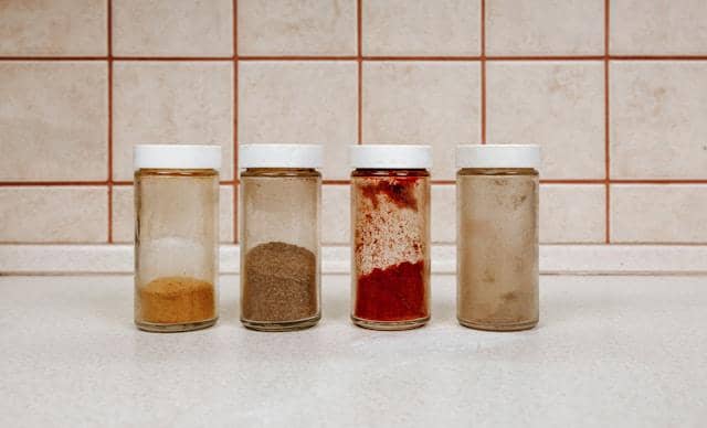 Bubuk bumbu dalam wadah