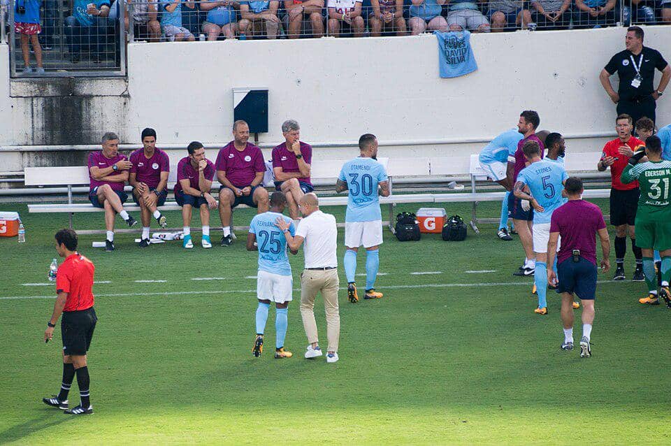 Pep Guardiola memberikan instruksi langsung pada pemain