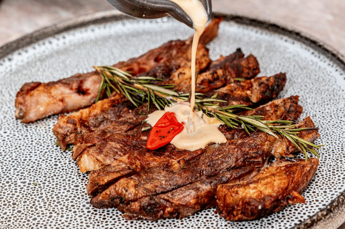 ilustrasi Steak Strip NY Saus Gorgonzola