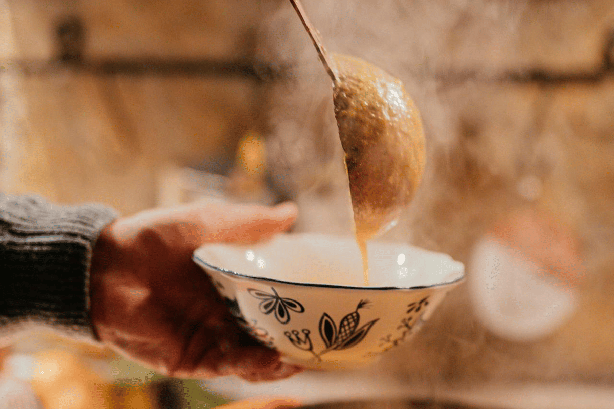 ilustrasi membuat sup sayuran ala Barat