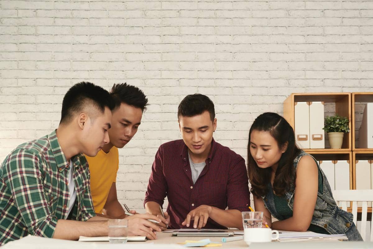 ilustrasi gen Z sedang diskusi