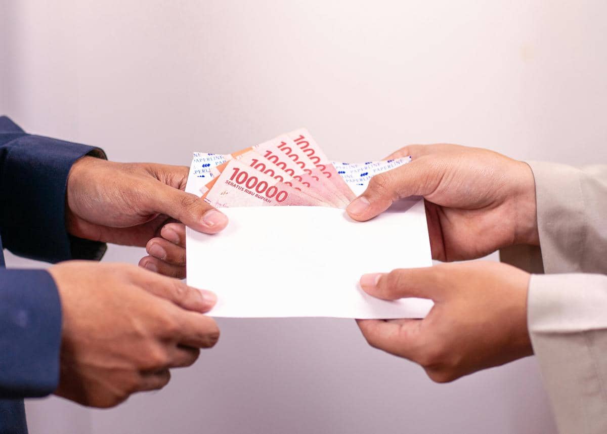 hadiah untuk guru: ucapan terima kasih atau gratifikasi?