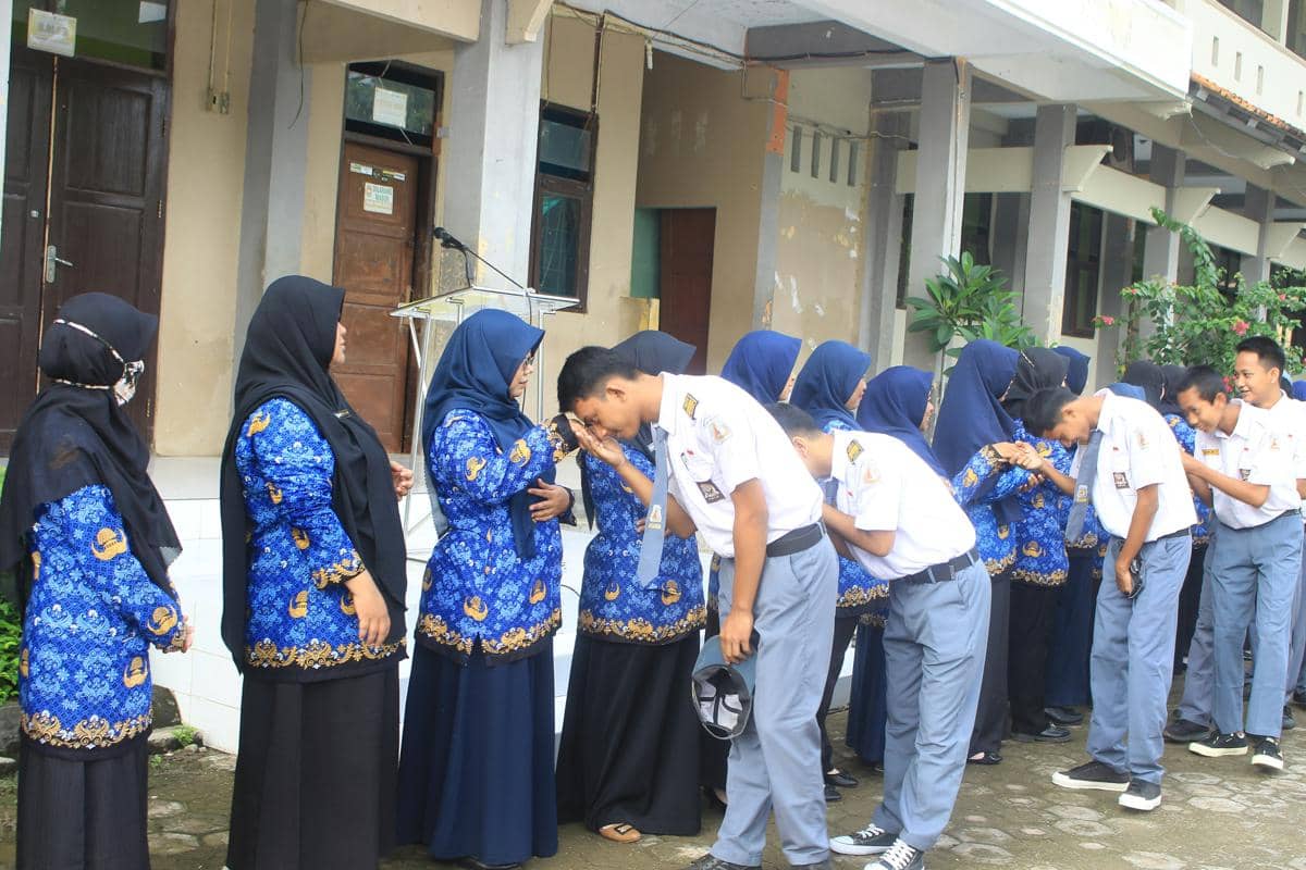 hadiah untuk guru: ucapan terima kasih atau gratifikasi?