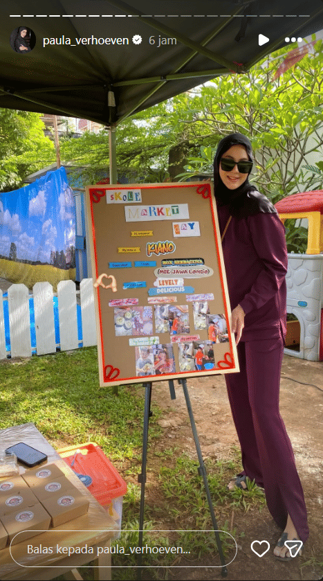 Potret Paula Verhoeven temani Kiano dalam acara Market Day di sekolah