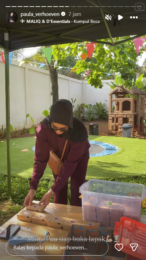 Potret Paula Verhoeven temani Kiano dalam acara Market Day di sekolah