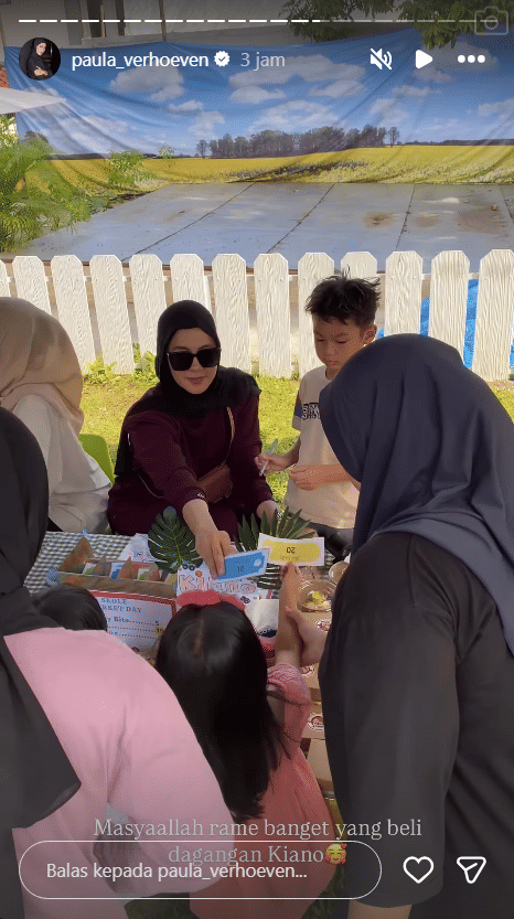 Potret Paula Verhoeven temani Kiano dalam acara Market Day di sekolah