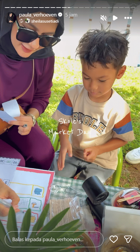 Potret Paula Verhoeven temani Kiano dalam acara Market Day di sekolah