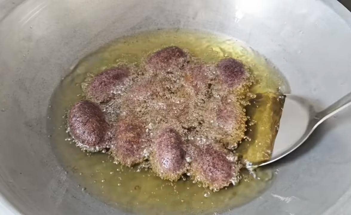 ilustrasi menggoreng gemblong ketan hitam