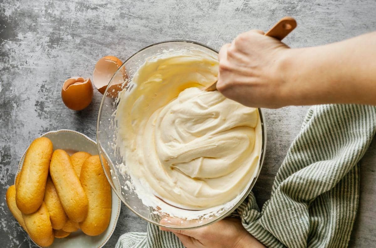 ilustrasi mengocok krim