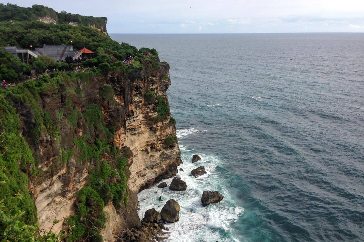 pemandangan tebing menawan di Pura Uluwatu 