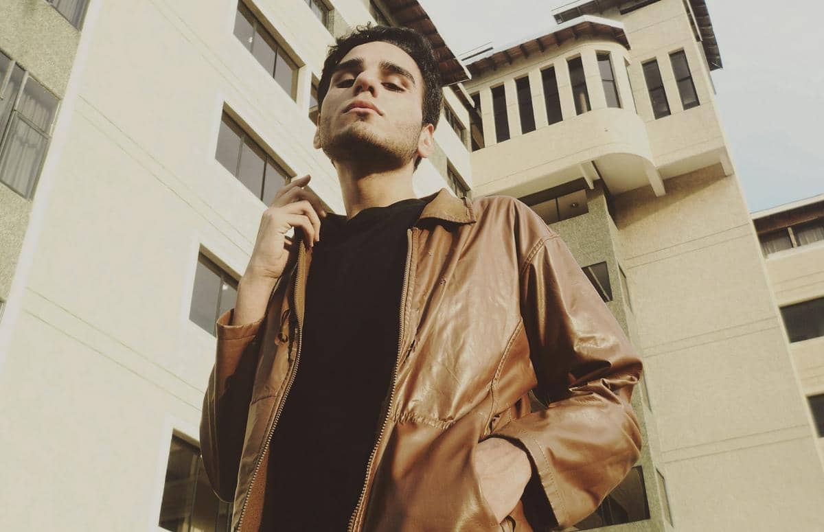 ilustrasi pria dengan jaket cokelat