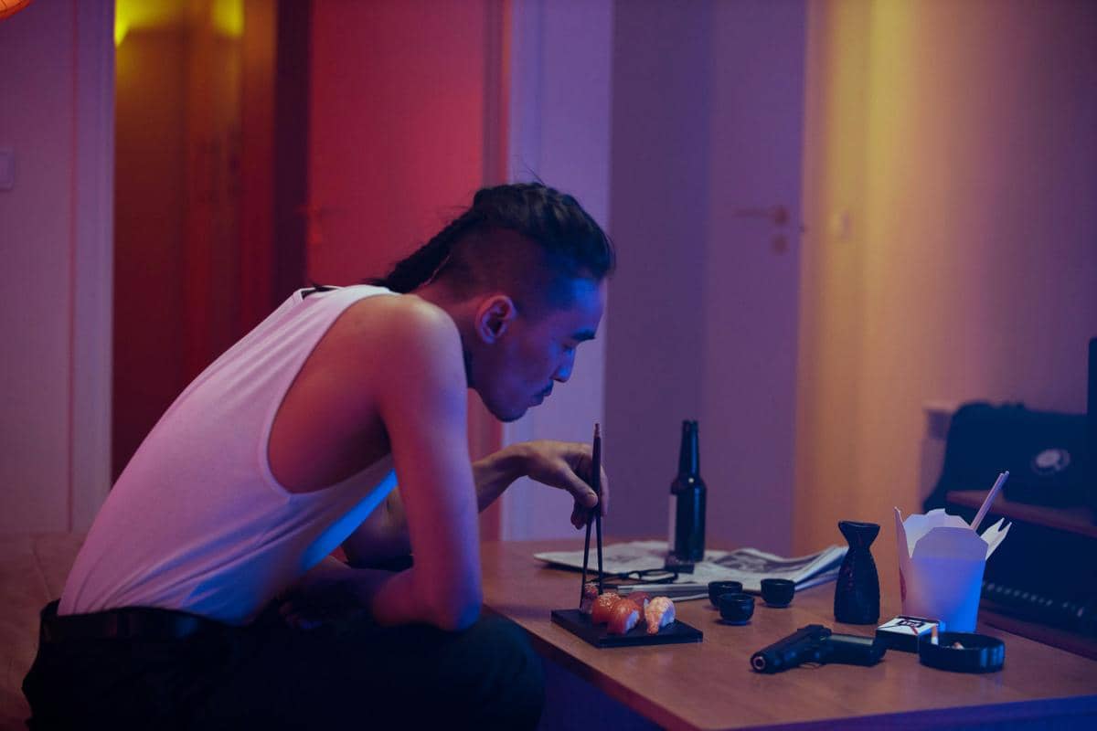 ilustrasi pria makan sushi