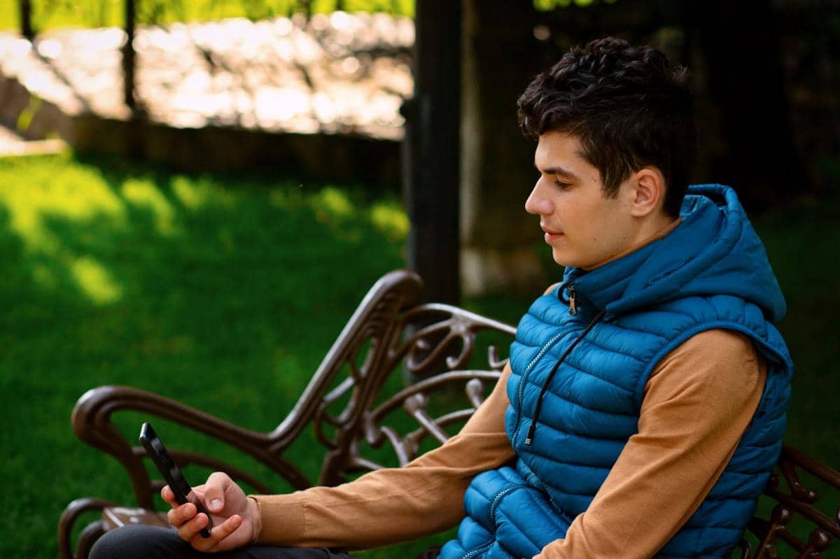 ilustrasi pria dengan jaket rompi