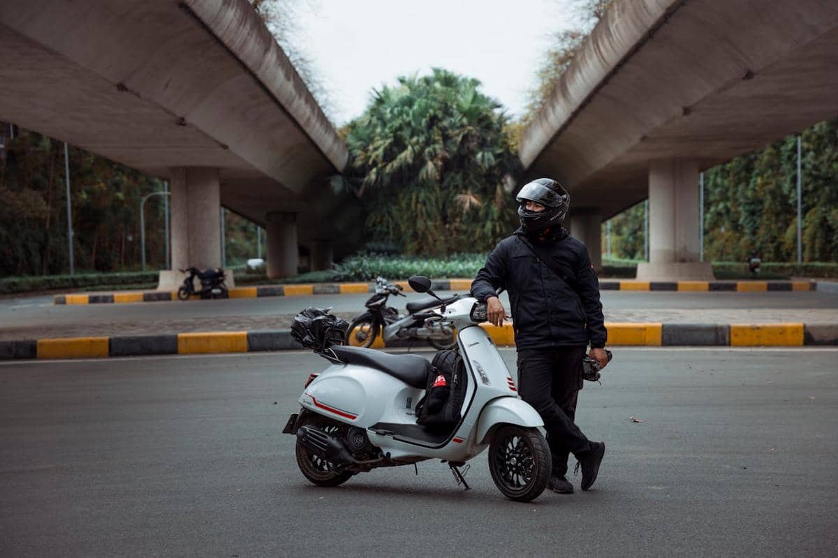 ilustrasi pria dengan motor matic