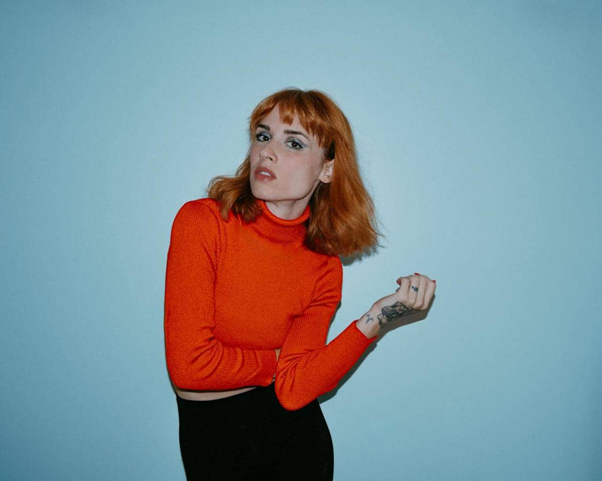 Ilustrasi cool-toned makeup