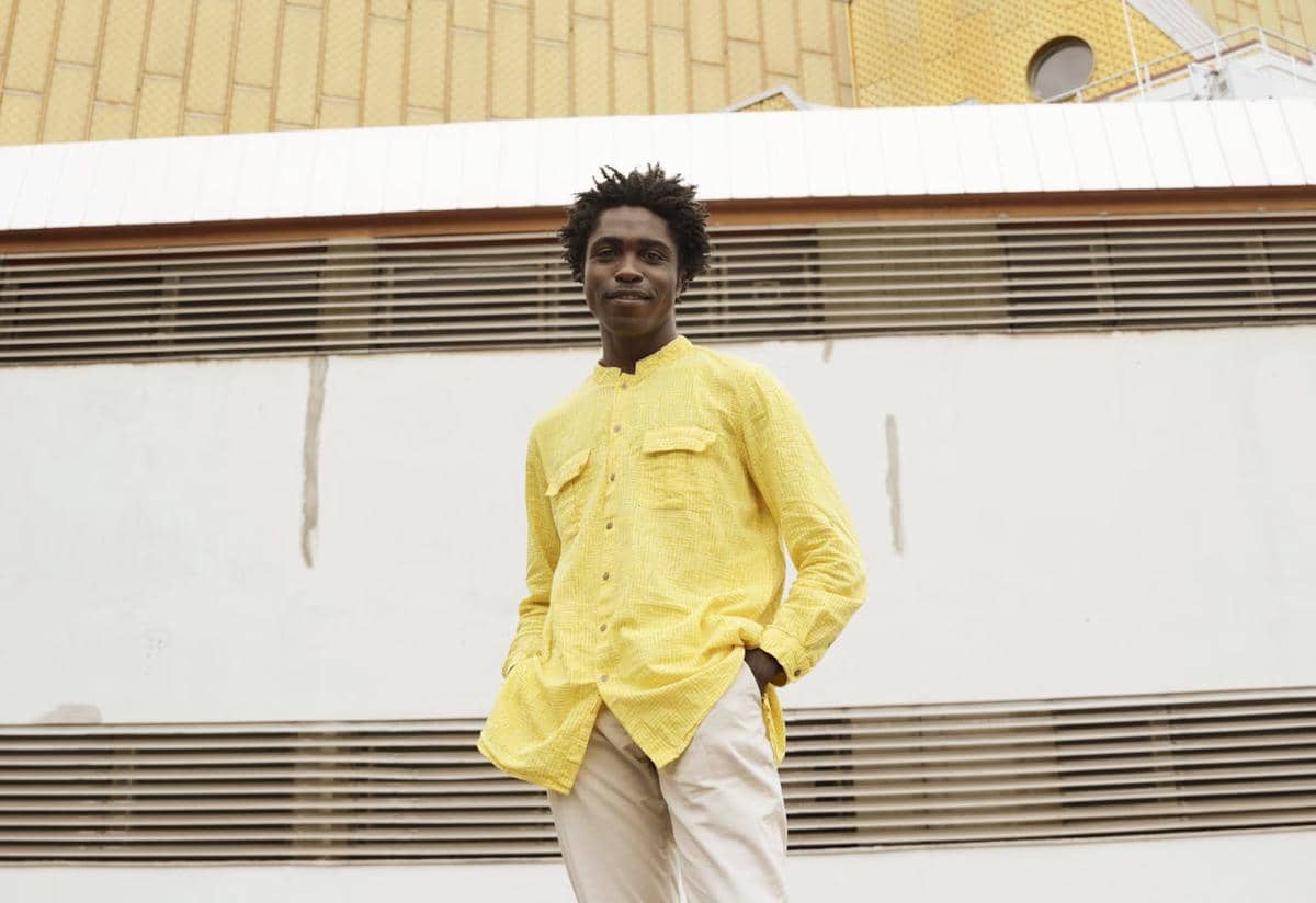 ilustrasi pria dengan baju kuning