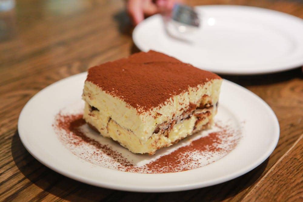 ilustrasi hojicha tiramisu