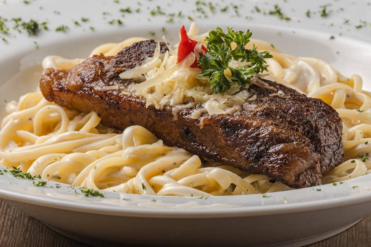 ilustrasi Steak Strip NY Saus Gorgonzola