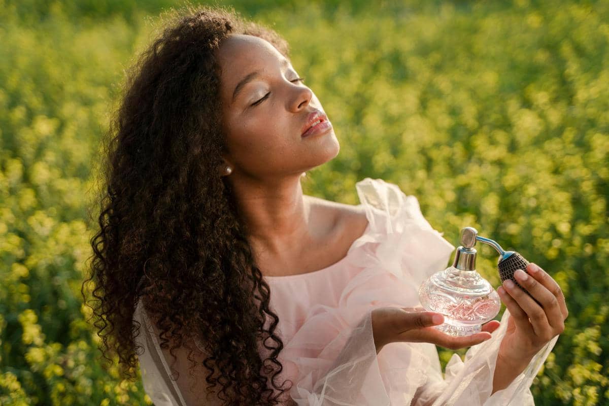 ilustrasi pakai parfum