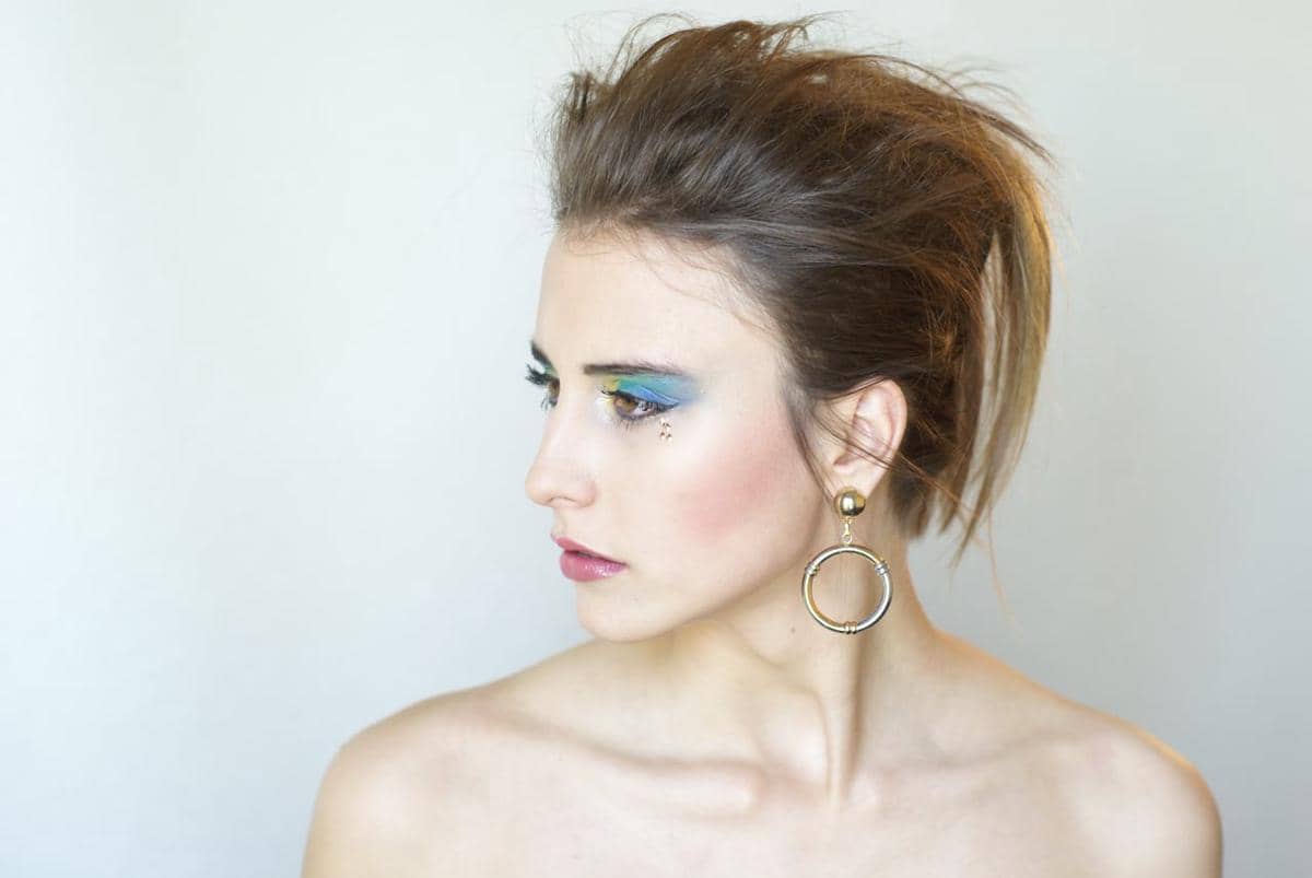 Ilustrasi cool-toned makeup