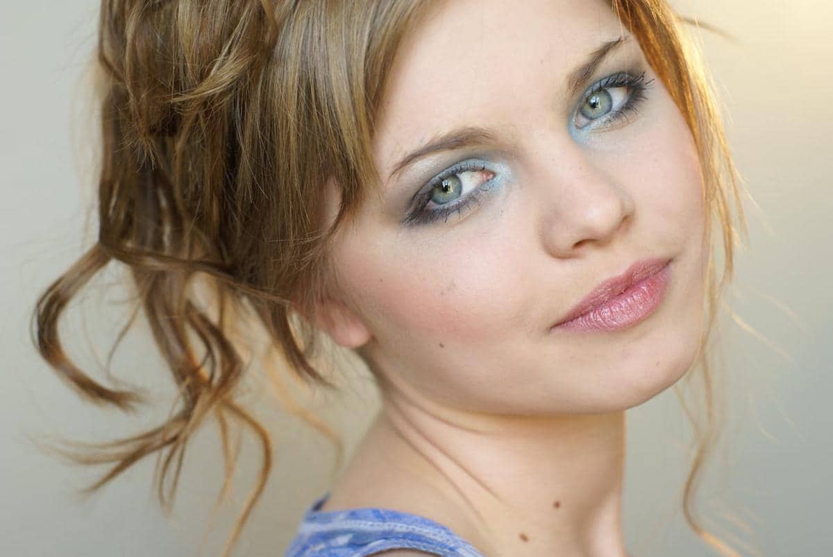 Ilustrasi cool-toned makeup