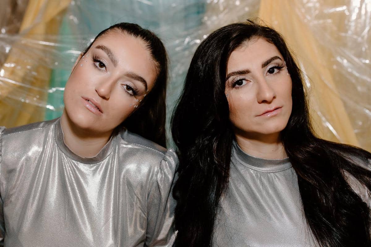 Ilustrasi cool-toned makeup