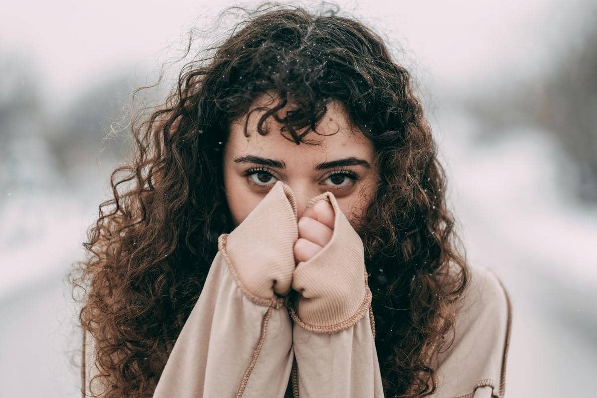 ilustrasi seorang perempuan menangkup tangan