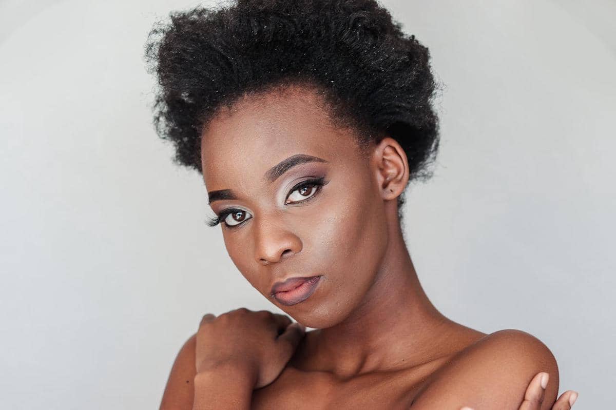 Ilustrasi cool-toned makeup