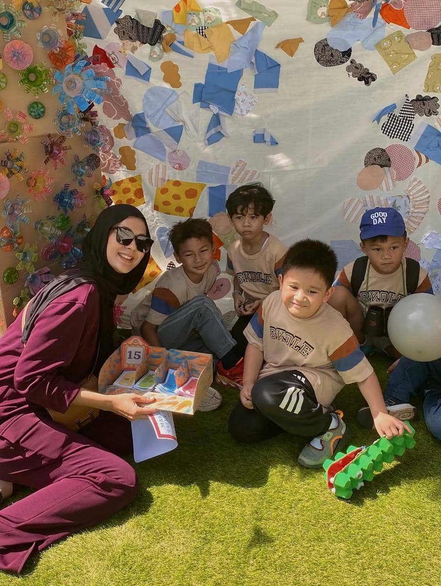 Paula Verhoeven dampingi Kiano di acara skole market day