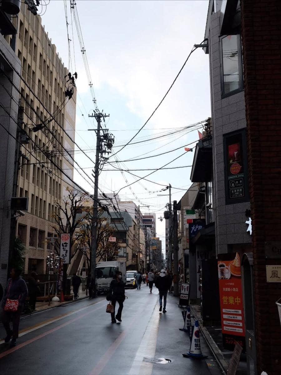 Yoriko Angeline kulineran di Nishiki Market.