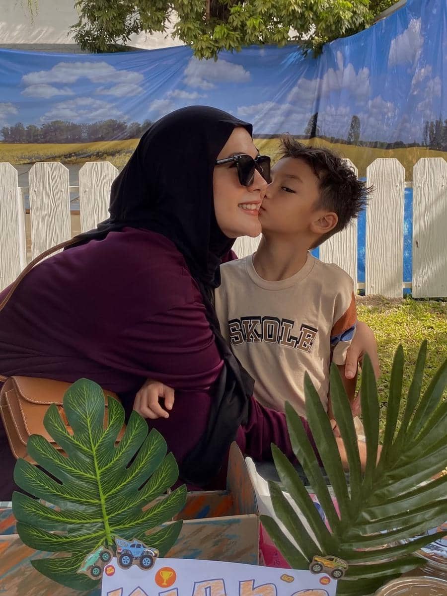 Paula Verhoeven dampingi Kiano di acara skole market day