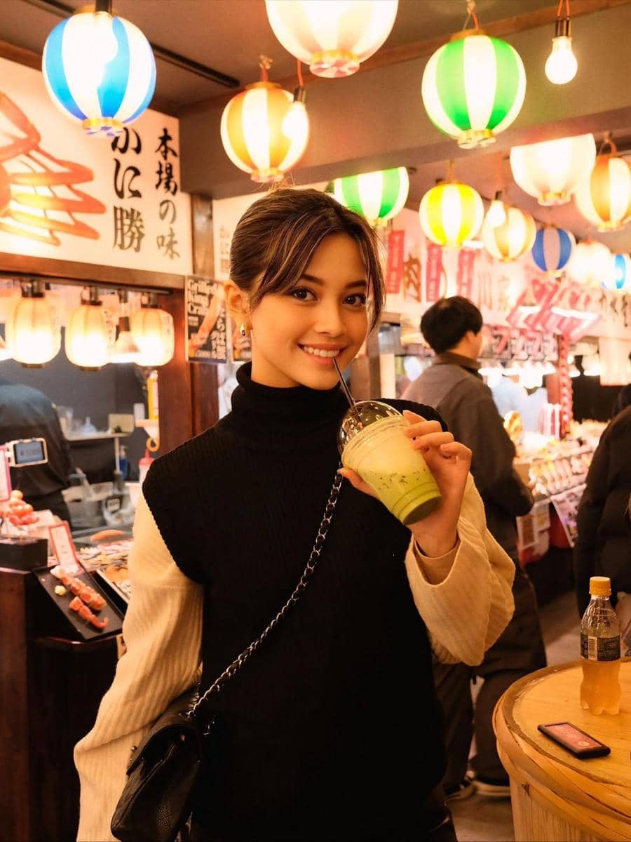 Yoriko Angeline kulineran di Nishiki Market.