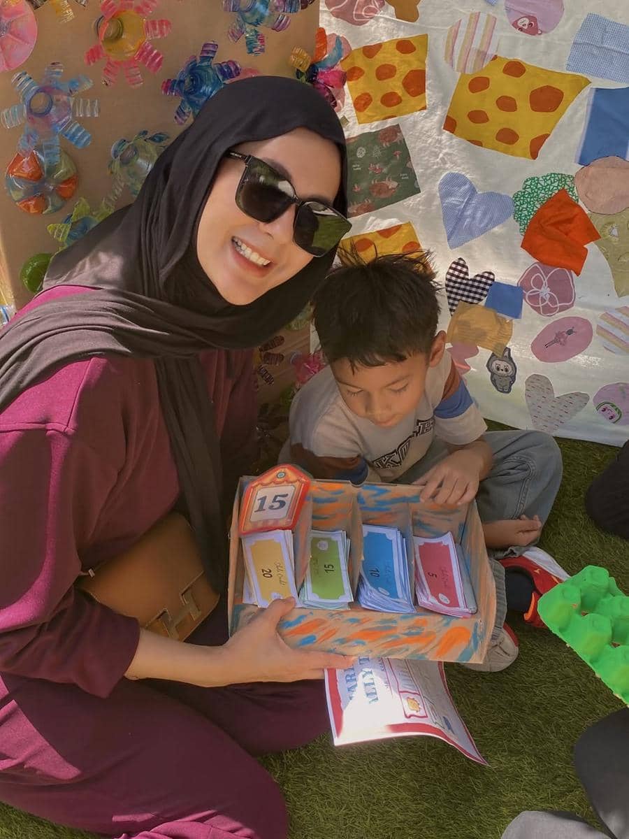 Paula Verhoeven dampingi Kiano di acara skole market day