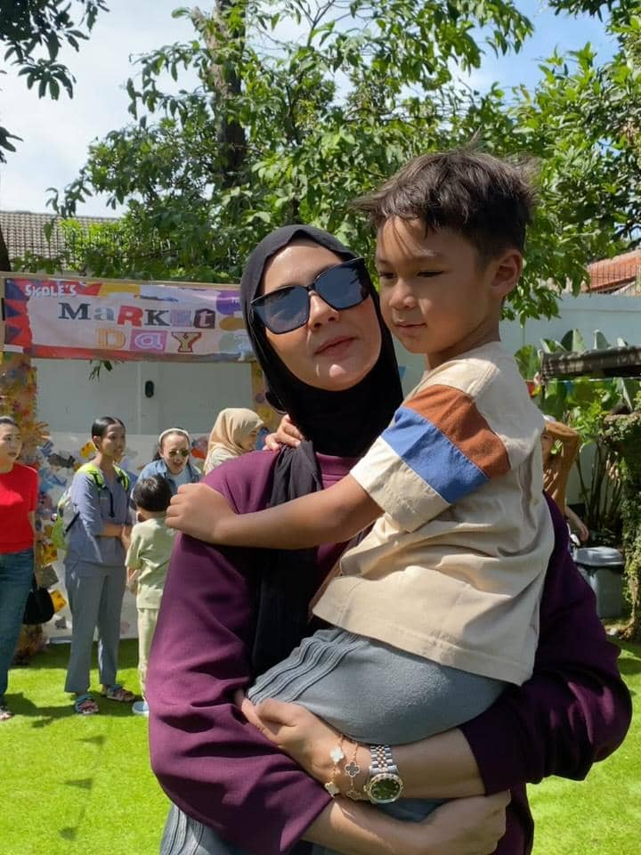 Paula Verhoeven dampingi Kiano di acara skole market day