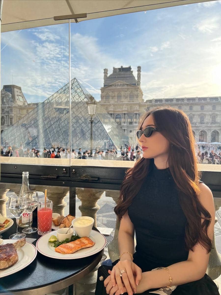 Laura Moane menikmati makan siang di Musée du Louvre.