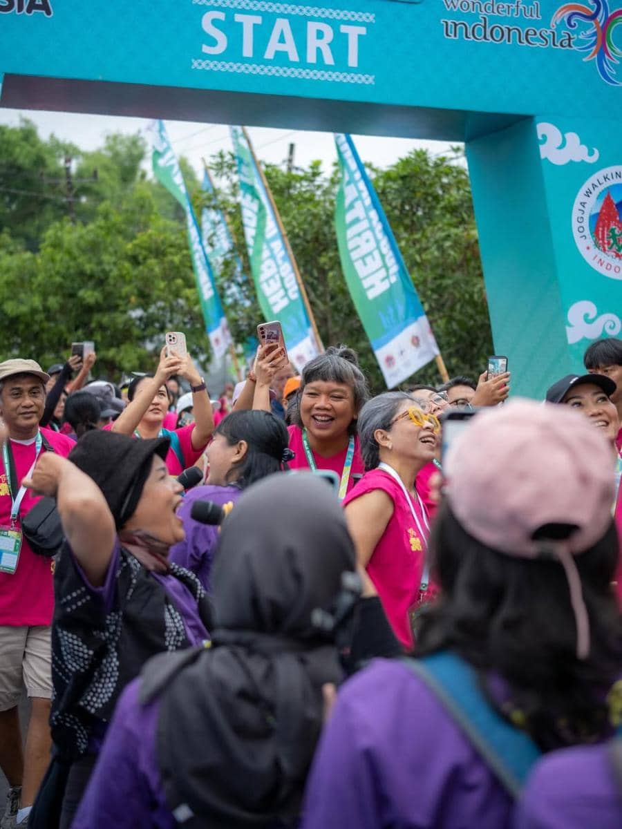 Tika Panggabean ikut Jogja international heritage walking.