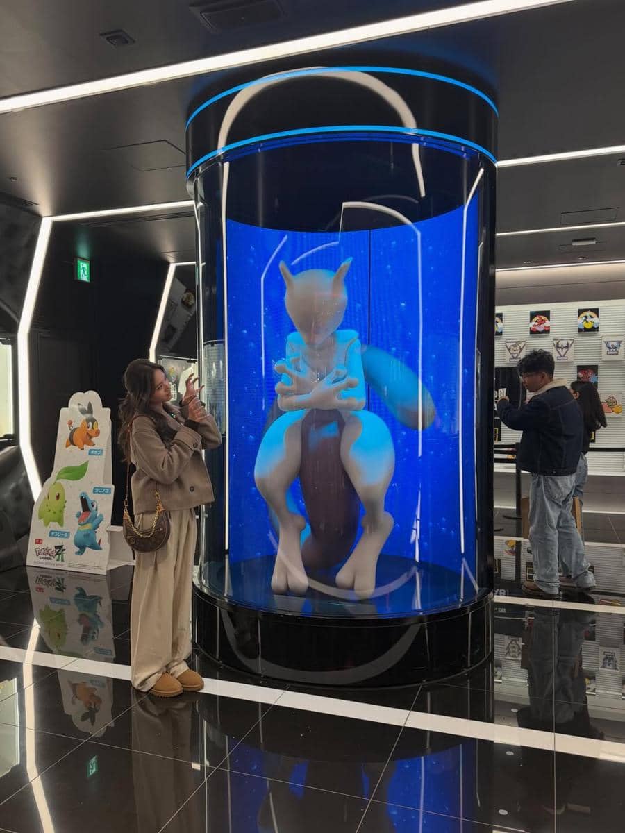 Zee Asadel di Pokémon Center Shibuya, Jepang.