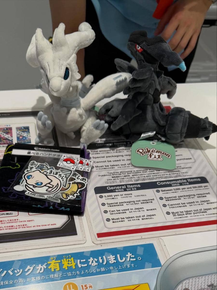 Zee Asadel di Pokémon Center Shibuya, Jepang.