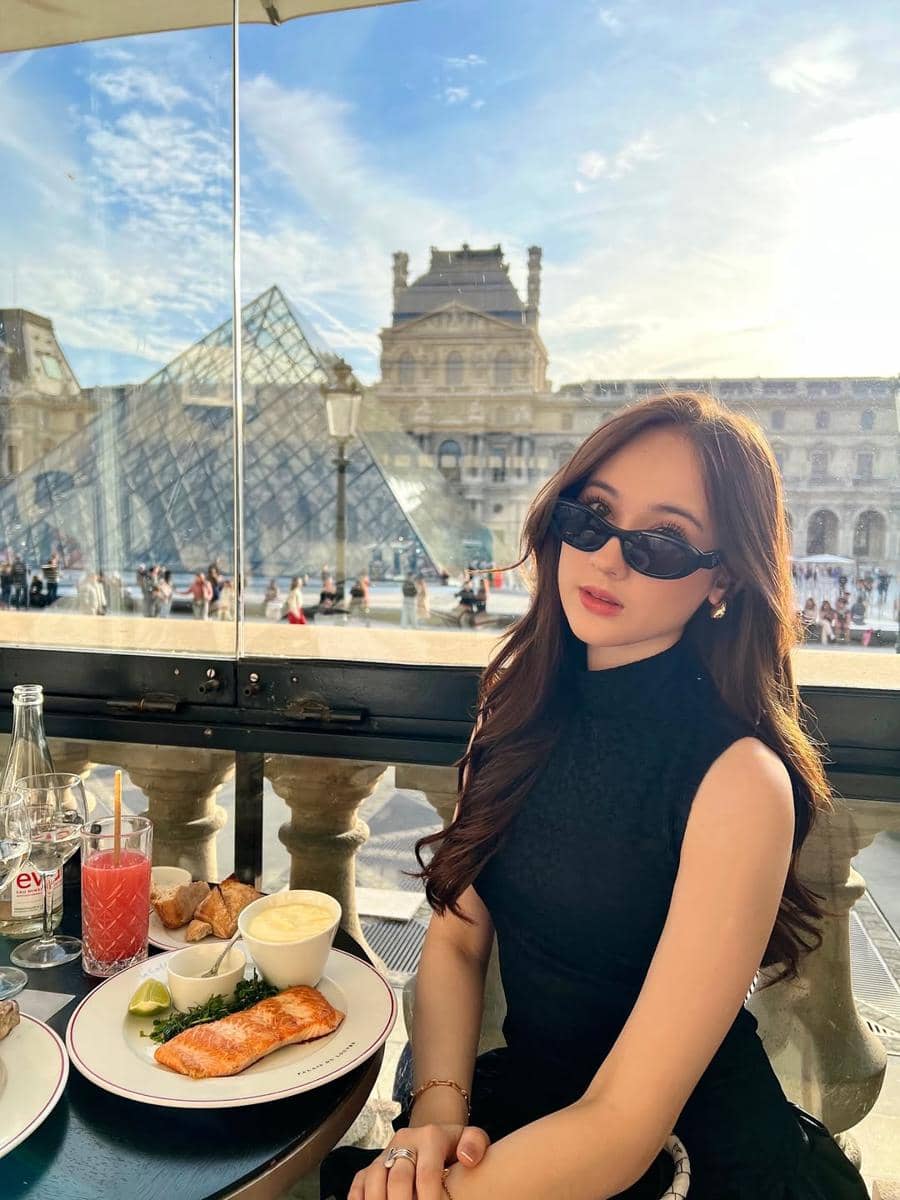 Laura Moane menikmati makan siang di Musée du Louvre.